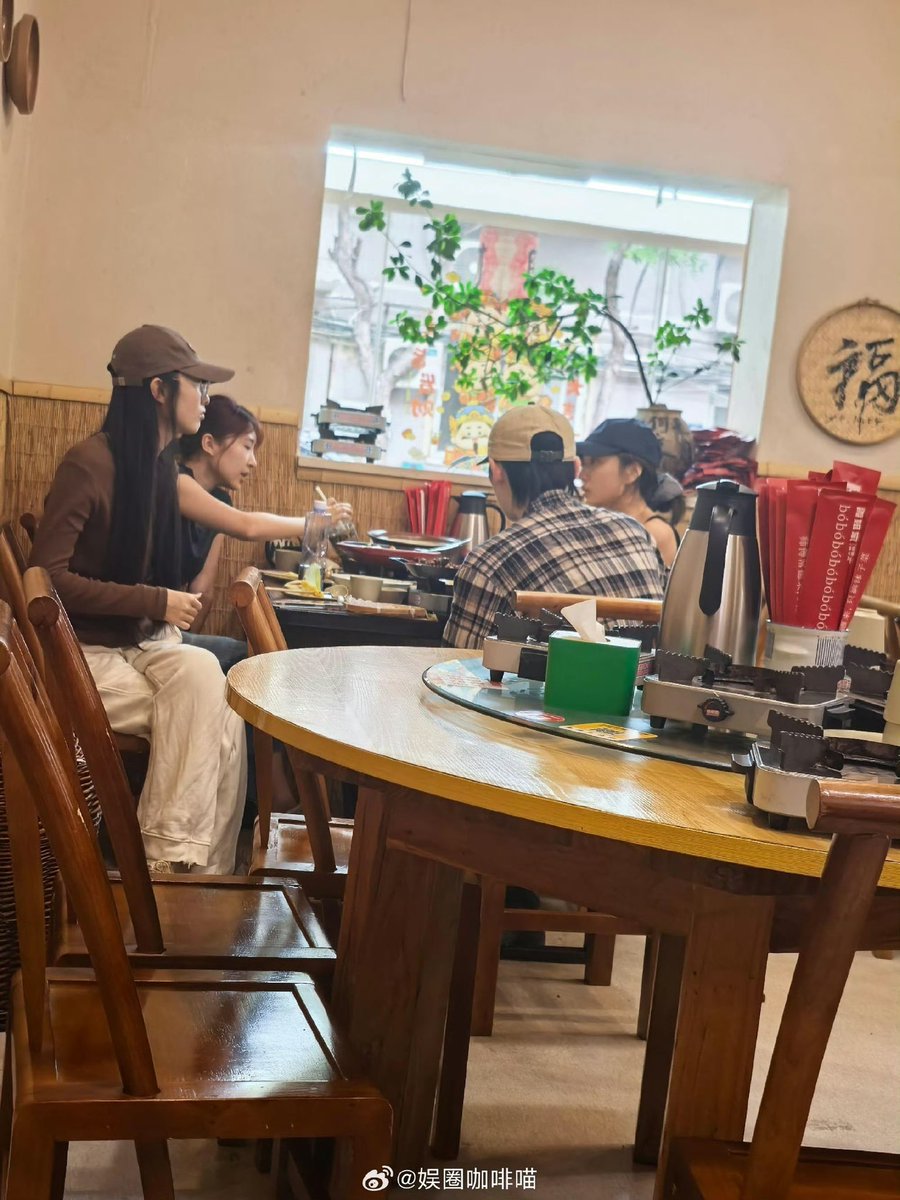 anut_ging4940's tweet photo. มีคนเจอยัยน้องกินข้าวกับเพื่อนๆ เค้าบอกว่าผญ.คนนี้ ผอมและสวยมาก ออร่าสุด! อ้าวว ดุไปดูมากเป็นยัยซุนๆนี่เอง 55 เจอซุนๆได้ในปักกิ่ง
#SunQian https://t.co/VEOvhkXiJ6