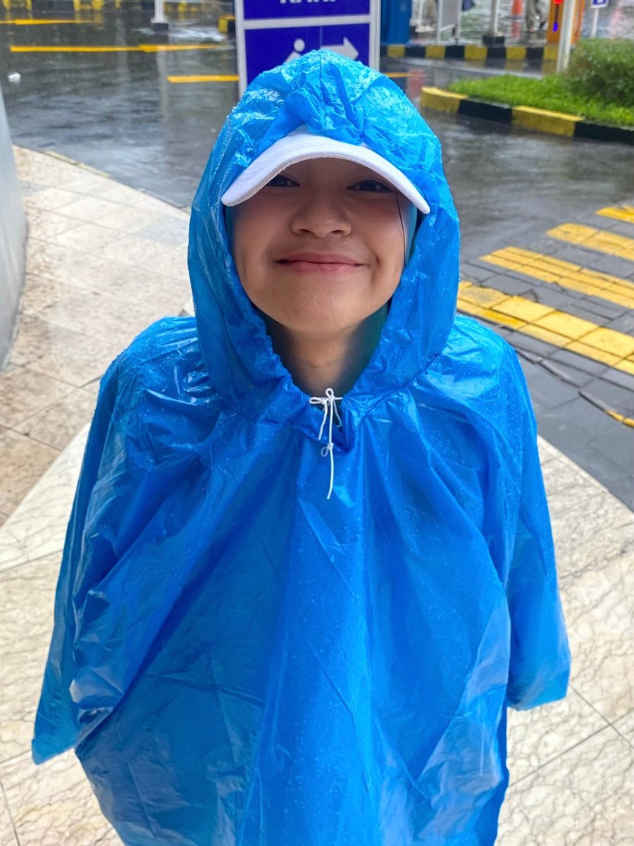 Oldschools_'s tweet photo. Baju adat Bogor ala Intan (@N_IntanJKT48) 🤪: Kent Jas Hujan Plastik Poncho 🌧️✨

"Baju adat" paling anti-air &amp; serbaguna! Jas hujan poncho berbahan plastik tebal yang praktis, ringkas, &amp; siap nemenin terjang hujan mendadak di jalanan Bogor 💭🤣

#Os48 #IntanJKT48 https://t.co/VJtLiboAB6