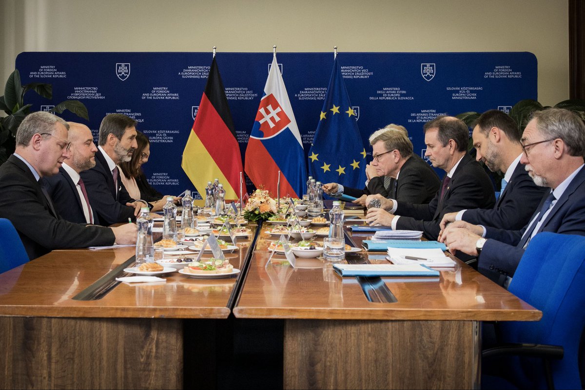 SlovakiaMFA's tweet photo. 🇩🇪🤝🏻🇸🇰 Minister J. Blanár začína rokovanie so šéfom nemeckej diplomacie @AussenMinDE. #Nemecko je pre #Slovensko strategickým politickým a zároveň najvýznamnejším hospodárskym partnerom. Témami budú preto bilaterálne vzťahy, regionálna spolupráca, budúci 🇪🇺 viacročný finančný rámec, konkurencieschopnosť a rozširovanie #EU, ale aj ďalšie zahraničnopolitické otázky.