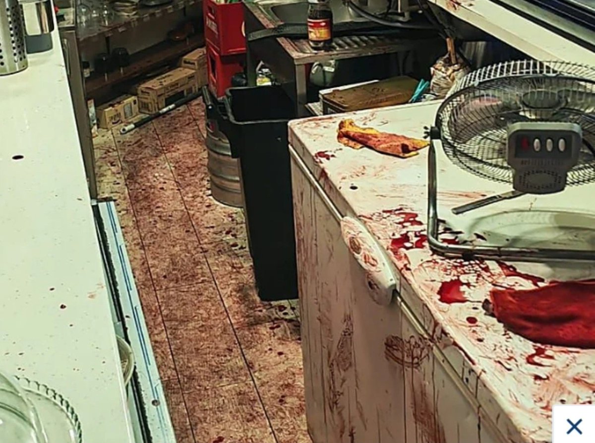 Ana_Monzon21's tweet photo. ‼️Mira bien esta foto porque ha pasado desapercibida. Es #Madrid ayer. Es el escenario d un hombre que ha intentado asesinar a su expareja. Al terminar le dijo: "ahora voy a por la niña".

‼️No te has enterado porque la mujer no murió. No te hubieses enterado igual. Hay batucada. https://t.co/ZuhuZejMT3
