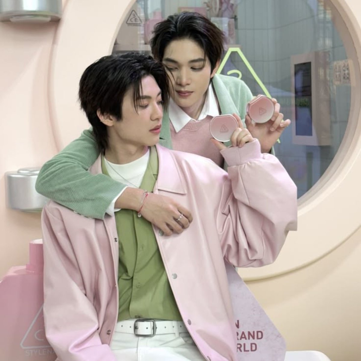 edgeofthirdwan's tweet photo. I got pink 🌸
reply and i'll give you a color to assign with your favs ^3^ https://t.co/O0YJhkHshi