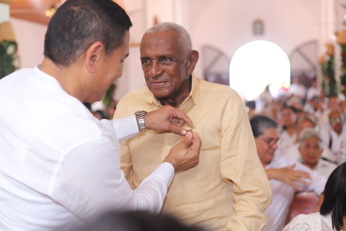 DidierLobo_Ch's tweet photo. Hoy despedimos con profunda tristeza a un grande del vallenato y de nuestra cultura: el maestro Náfer Durán Díaz.

Tuve el honor de condecorarlo con la Orden del Congreso de la República en el grado de Caballero, un reconocimiento a su invaluable aporte a la música vallenata, a nuestra cultura y a la preservación de nuestras raíces @SenadoGovCo 

El maestro Nafer Durán deja una huella imborrable en el vallenato y en varias generaciones que aprendieron a querer nuestra música a través de su talento, su autenticidad y su amor por esta tierra.

A sus familiares, amigos y a toda la familia vallenata, mi abrazo solidario y mis más sinceras condolencias.