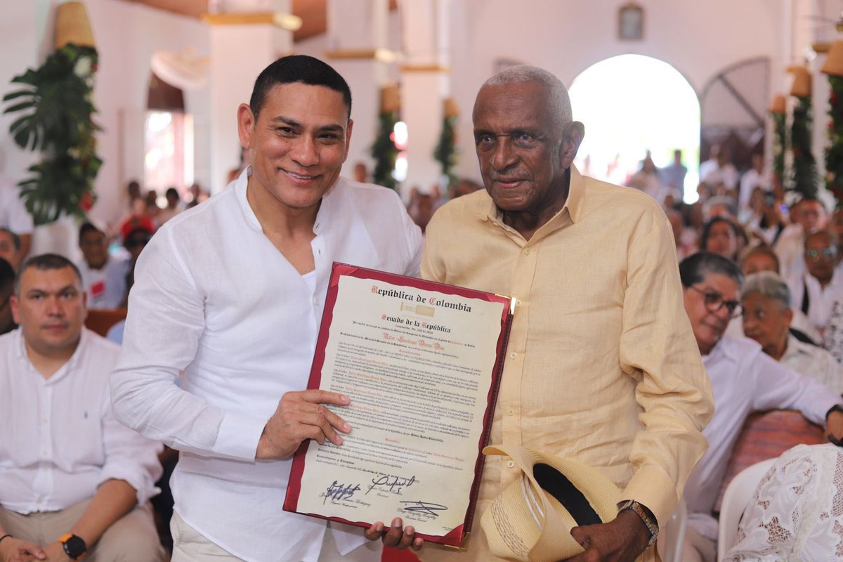 DidierLobo_Ch's tweet photo. Hoy despedimos con profunda tristeza a un grande del vallenato y de nuestra cultura: el maestro Náfer Durán Díaz.

Tuve el honor de condecorarlo con la Orden del Congreso de la República en el grado de Caballero, un reconocimiento a su invaluable aporte a la música vallenata, a nuestra cultura y a la preservación de nuestras raíces @SenadoGovCo 

El maestro Nafer Durán deja una huella imborrable en el vallenato y en varias generaciones que aprendieron a querer nuestra música a través de su talento, su autenticidad y su amor por esta tierra.

A sus familiares, amigos y a toda la familia vallenata, mi abrazo solidario y mis más sinceras condolencias.
