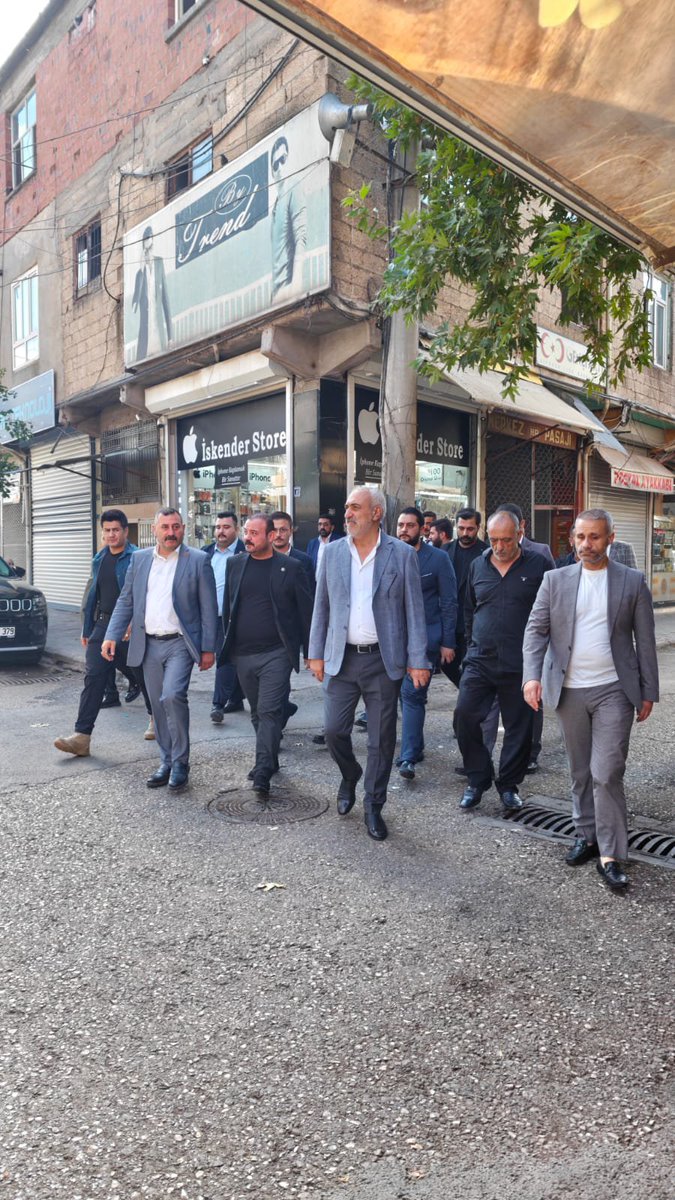 Sanliurfa_MHP's tweet photo. 📍 SİVEREK

İl Başkanımız Sayın Ecz. Osman Mutlu, İl Yönetim Kurulu Üyelerimiz ve İlçe Başkanlarımızla birlikte Siverek ilçemizde esnafımızı ziyaret ederek hemşehrilerimizle bir araya geldi.

Esnafımızın talep ve beklentilerini dinleyen İl Başkanımız, birlik, dayanışma ve gönül bağı içerisinde her daim esnafımızın yanında olduklarını ifade etti.

Tüm esnaflarımıza hayırlı, bereketli ve bol kazançlar diliyoruz.

@dbdevletbahceli 
@MHP_Bilgi 
@eczosmanmutlu