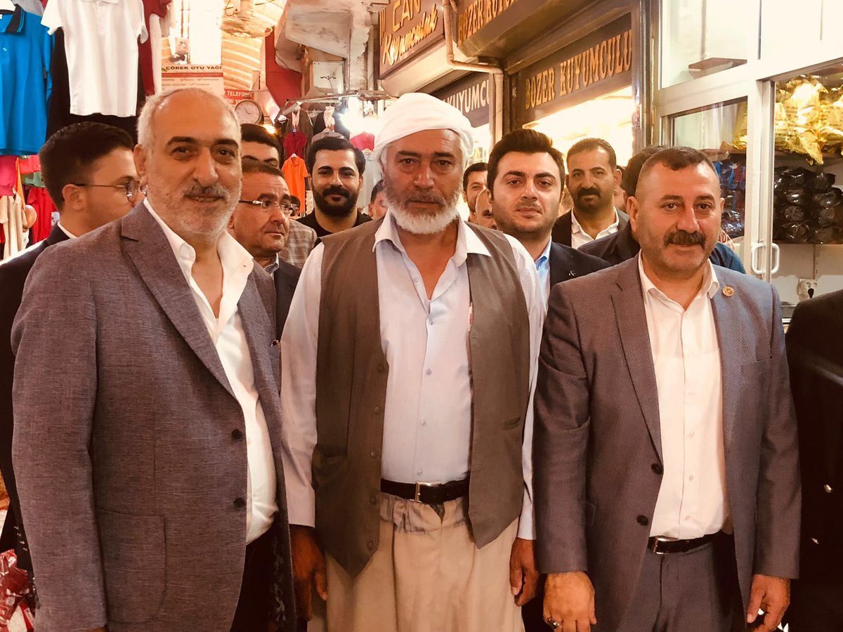 Sanliurfa_MHP's tweet photo. 📍 SİVEREK

İl Başkanımız Sayın Ecz. Osman Mutlu, İl Yönetim Kurulu Üyelerimiz ve İlçe Başkanlarımızla birlikte Siverek ilçemizde esnafımızı ziyaret ederek hemşehrilerimizle bir araya geldi.

Esnafımızın talep ve beklentilerini dinleyen İl Başkanımız, birlik, dayanışma ve gönül bağı içerisinde her daim esnafımızın yanında olduklarını ifade etti.

Tüm esnaflarımıza hayırlı, bereketli ve bol kazançlar diliyoruz.

@dbdevletbahceli 
@MHP_Bilgi 
@eczosmanmutlu