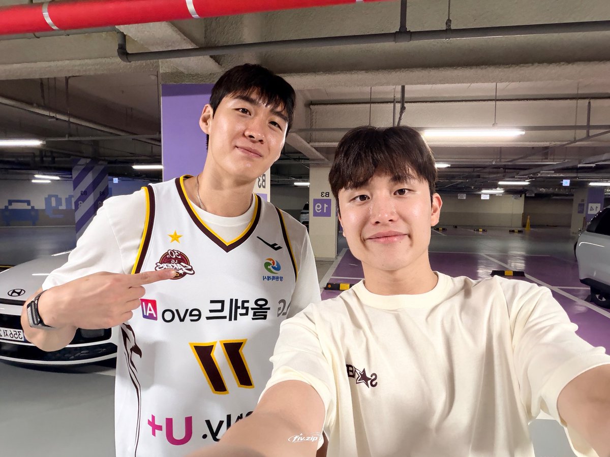 fivzip's tweet photo. 서로 같이 찍기 싫다고 툴툴거리면서도 다 찍음 🫪🥵

#양준석 #양홍석 https://t.co/FGRQ20mRa9
