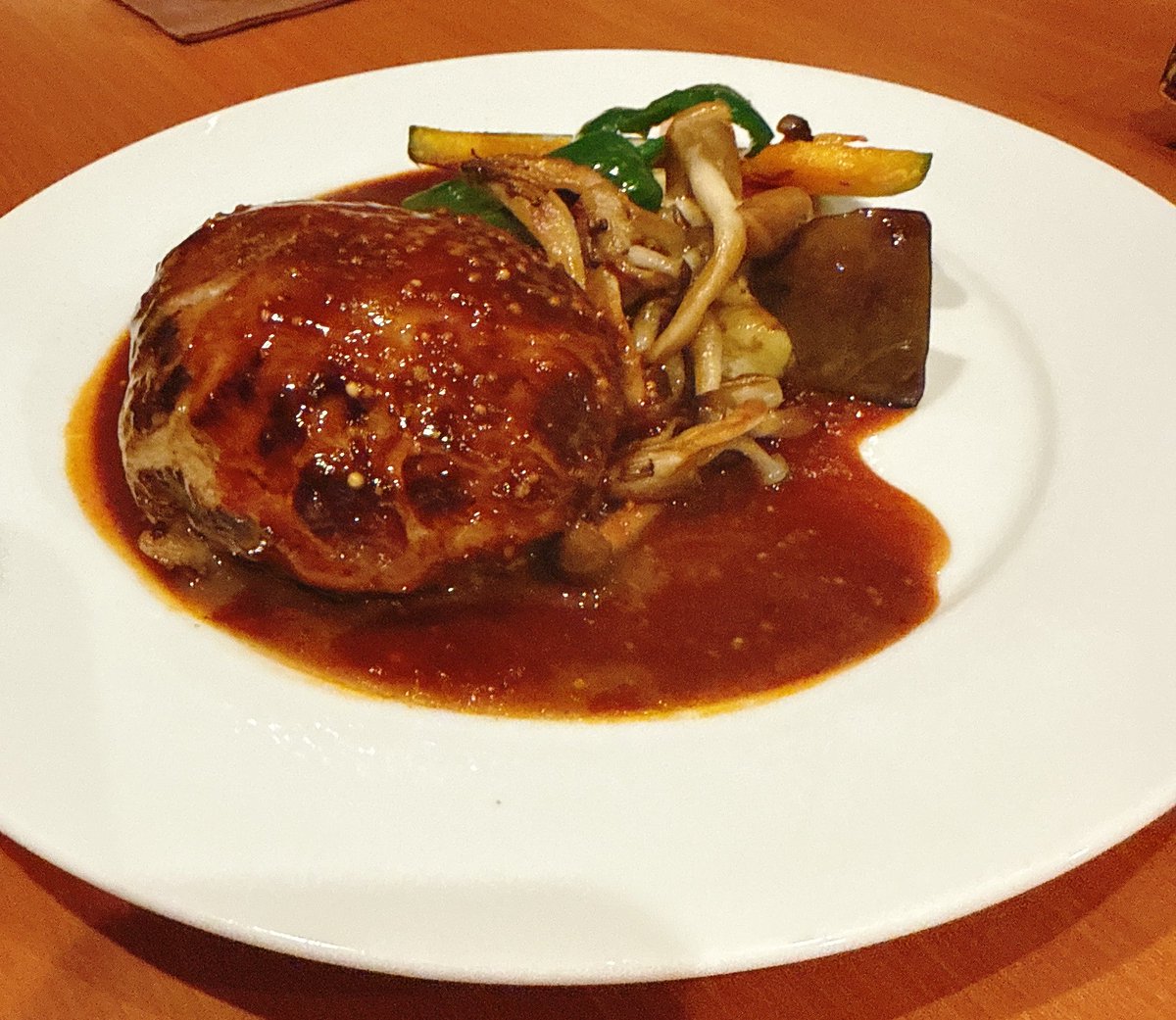g_u_tter's tweet photo. お値段から薄めのカツレツ風的なものと思ってたらところがどっこい分厚いトンカツやってきて横転したところに、網脂までしっかり巻いて焼き上げた肉汁爆発のハンバーグも来たから２回目の横転 https://t.co/J3R9PwO8RU