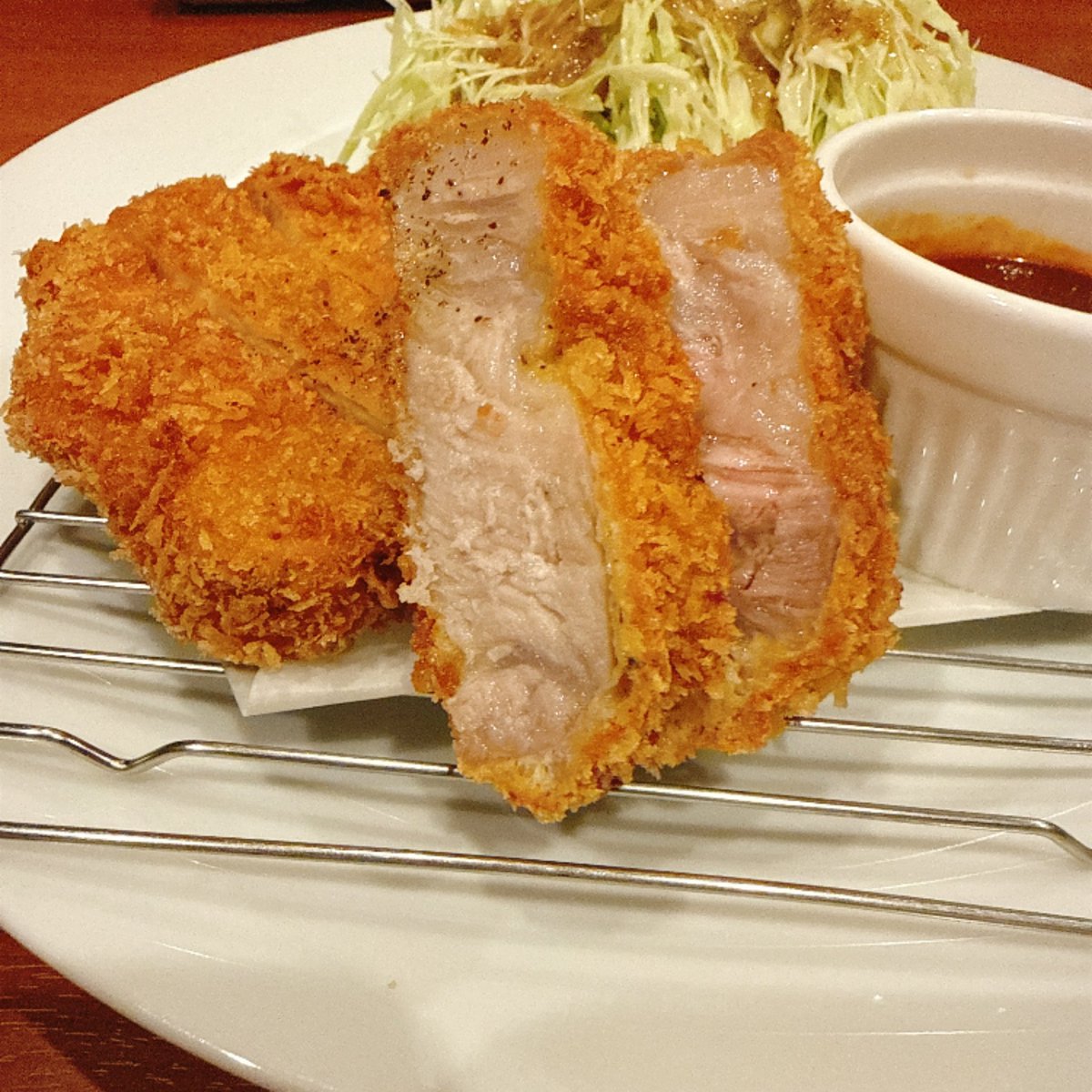 g_u_tter's tweet photo. お値段から薄めのカツレツ風的なものと思ってたらところがどっこい分厚いトンカツやってきて横転したところに、網脂までしっかり巻いて焼き上げた肉汁爆発のハンバーグも来たから２回目の横転 https://t.co/J3R9PwO8RU