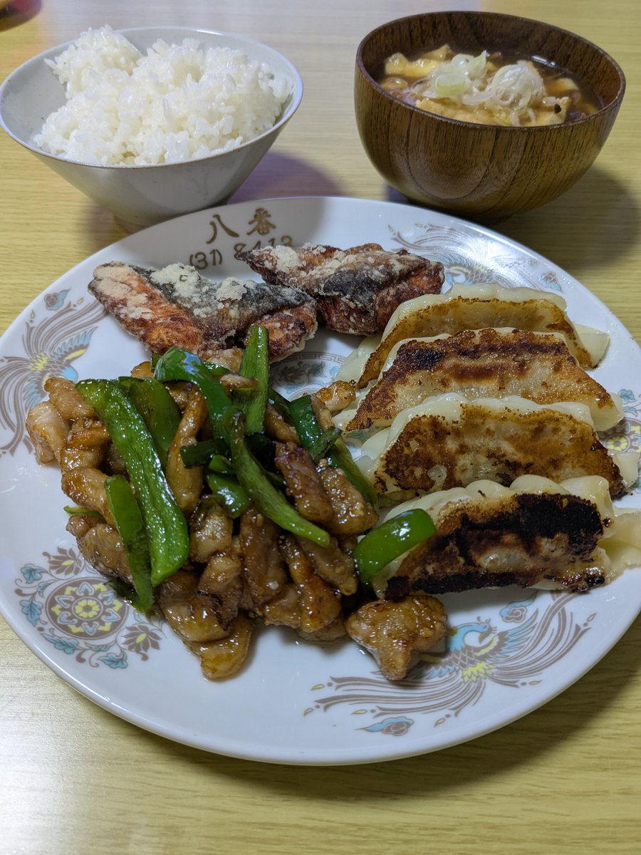 Aburami_Chop's tweet photo. お店みたいー（お皿が）
竜田揚げは鮭ね https://t.co/jfvl38bRgI