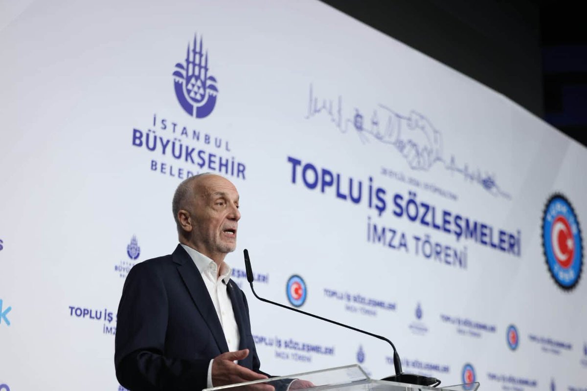 tes_is1963's tweet photo. İSKİ, İGDAŞ VE UGETAM TOPLU İŞ SÖZLEŞMELERİ İMZA TÖRENİ YAPILDI

Sendikamız ile İstanbul Büyükşehir Belediyesi bünyesinde faaliyet gösteren İSKİ, İGDAŞ ve UGETAM arasında yürütülen ve anlaşmayla sonuçlanan toplu iş sözleşmesi görüşmelerinin ardından 28 Eylül 2026 tarihinde İSKİ Genel Müdürlüğü Toplantı Salonu’nda toplu iş sözleşmeleri imza töreni gerçekleştirildi.
İmza törenine; TÜRK-İŞ Genel Başkanı Ergün ATALAY, Genel Başkanımız İrfan KABALOĞLU, Toplu İş Sözleşmelerinden Sorumlu Genel Başkan Yardımcımız Hüseyin ÖZİL, Mali İşler Sorumlu Genel Başkan Yardımcımız Adem AŞIKKUTLU, TÜRK-İŞ İl Başkanı Halil FAKİ, İstanbul 2 No’lu Şube Başkanımız Çetin DUMAN, İstanbul 3 No’lu Şube Başkanımız Serdar GÜL, İstanbul 1 No’lu Şube Başkanımız Erdal KAYA, Adapazarı Şube Başkanımız Fuat AYVALIK, TÜRK-İŞ’e bağlı sendikaların Genel Başkan ve Yöneticileri, Şube Yöneticilerimiz, Baştemsilci ve Temsilcilerimiz ile Üyelerimiz katıldı.
İşveren tarafını temsilen ise İstanbul Büyükşehir Belediye Başkan Vekili Nuri ASLAN, İBB Genel Sekreteri Volkan DEMİR, İBB Başkan Danışmanı Yiğit Oğuz DUMAN, İBB Genel Sekreter Yardımcısı Zeynep Neyza AKÇABAY, İSKİ Genel Müdürü Doç. Dr. Şafak BAŞA, İGDAŞ Genel Müdür Vekili Çağatay BAĞKESEN, İSKİ Genel Müdür Yardımcısı Suat YILDIZ, UGETAM Genel Müdürü Selda SERT, İBB Endüstriyel İlişkiler Koordinatörü İsmail ASLAN, İK daire Başkanları ve Uzmanları törende yer aldı.

Toplu İş Sözleşmelerimizin üyelerimize, teşkilatımıza, İstanbul Büyükşehir Belediyesi ve bünyesindeki şirketlerimize ve çalışma hayatına hayırlı olmasını diliyoruz.

TES-İŞ Sendikası Genel Merkez Yönetim Kurulu Adına
İrfan KABALOĞLU
Genel Başkan