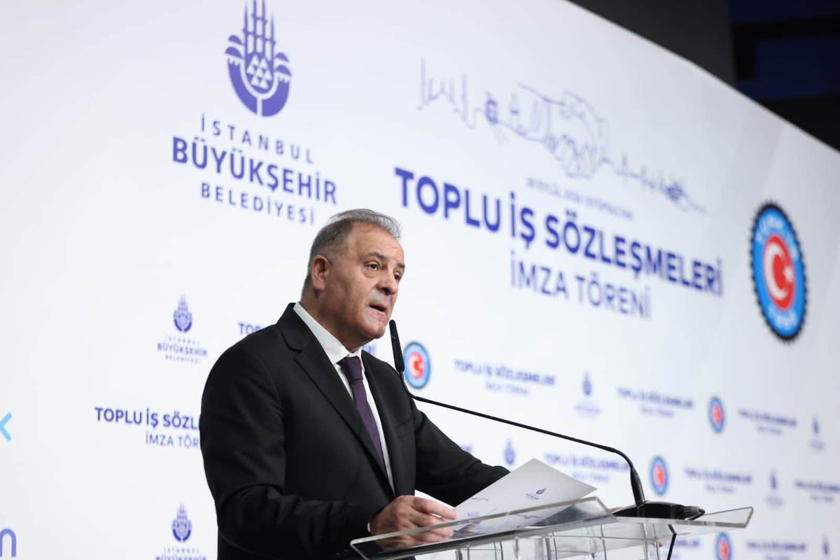 tes_is1963's tweet photo. İSKİ, İGDAŞ VE UGETAM TOPLU İŞ SÖZLEŞMELERİ İMZA TÖRENİ YAPILDI

Sendikamız ile İstanbul Büyükşehir Belediyesi bünyesinde faaliyet gösteren İSKİ, İGDAŞ ve UGETAM arasında yürütülen ve anlaşmayla sonuçlanan toplu iş sözleşmesi görüşmelerinin ardından 28 Eylül 2026 tarihinde İSKİ Genel Müdürlüğü Toplantı Salonu’nda toplu iş sözleşmeleri imza töreni gerçekleştirildi.
İmza törenine; TÜRK-İŞ Genel Başkanı Ergün ATALAY, Genel Başkanımız İrfan KABALOĞLU, Toplu İş Sözleşmelerinden Sorumlu Genel Başkan Yardımcımız Hüseyin ÖZİL, Mali İşler Sorumlu Genel Başkan Yardımcımız Adem AŞIKKUTLU, TÜRK-İŞ İl Başkanı Halil FAKİ, İstanbul 2 No’lu Şube Başkanımız Çetin DUMAN, İstanbul 3 No’lu Şube Başkanımız Serdar GÜL, İstanbul 1 No’lu Şube Başkanımız Erdal KAYA, Adapazarı Şube Başkanımız Fuat AYVALIK, TÜRK-İŞ’e bağlı sendikaların Genel Başkan ve Yöneticileri, Şube Yöneticilerimiz, Baştemsilci ve Temsilcilerimiz ile Üyelerimiz katıldı.
İşveren tarafını temsilen ise İstanbul Büyükşehir Belediye Başkan Vekili Nuri ASLAN, İBB Genel Sekreteri Volkan DEMİR, İBB Başkan Danışmanı Yiğit Oğuz DUMAN, İBB Genel Sekreter Yardımcısı Zeynep Neyza AKÇABAY, İSKİ Genel Müdürü Doç. Dr. Şafak BAŞA, İGDAŞ Genel Müdür Vekili Çağatay BAĞKESEN, İSKİ Genel Müdür Yardımcısı Suat YILDIZ, UGETAM Genel Müdürü Selda SERT, İBB Endüstriyel İlişkiler Koordinatörü İsmail ASLAN, İK daire Başkanları ve Uzmanları törende yer aldı.

Toplu İş Sözleşmelerimizin üyelerimize, teşkilatımıza, İstanbul Büyükşehir Belediyesi ve bünyesindeki şirketlerimize ve çalışma hayatına hayırlı olmasını diliyoruz.

TES-İŞ Sendikası Genel Merkez Yönetim Kurulu Adına
İrfan KABALOĞLU
Genel Başkan