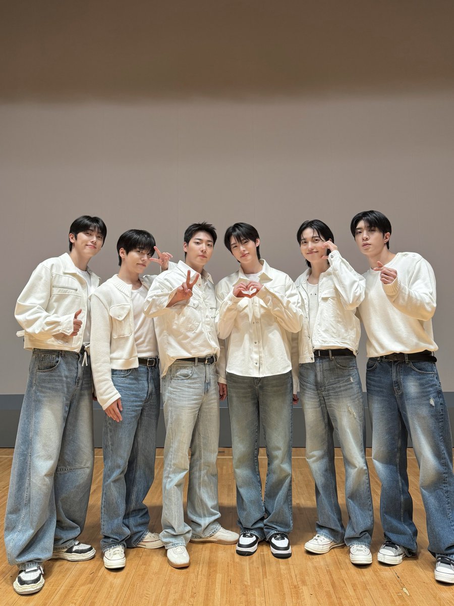 ONF_offcl's tweet photo. 260929
FC LIVE

❤️🧡💜🖤💚💙💡

#온앤오프 #ONF
#FCLIVE https://t.co/SOXPxk1tXm