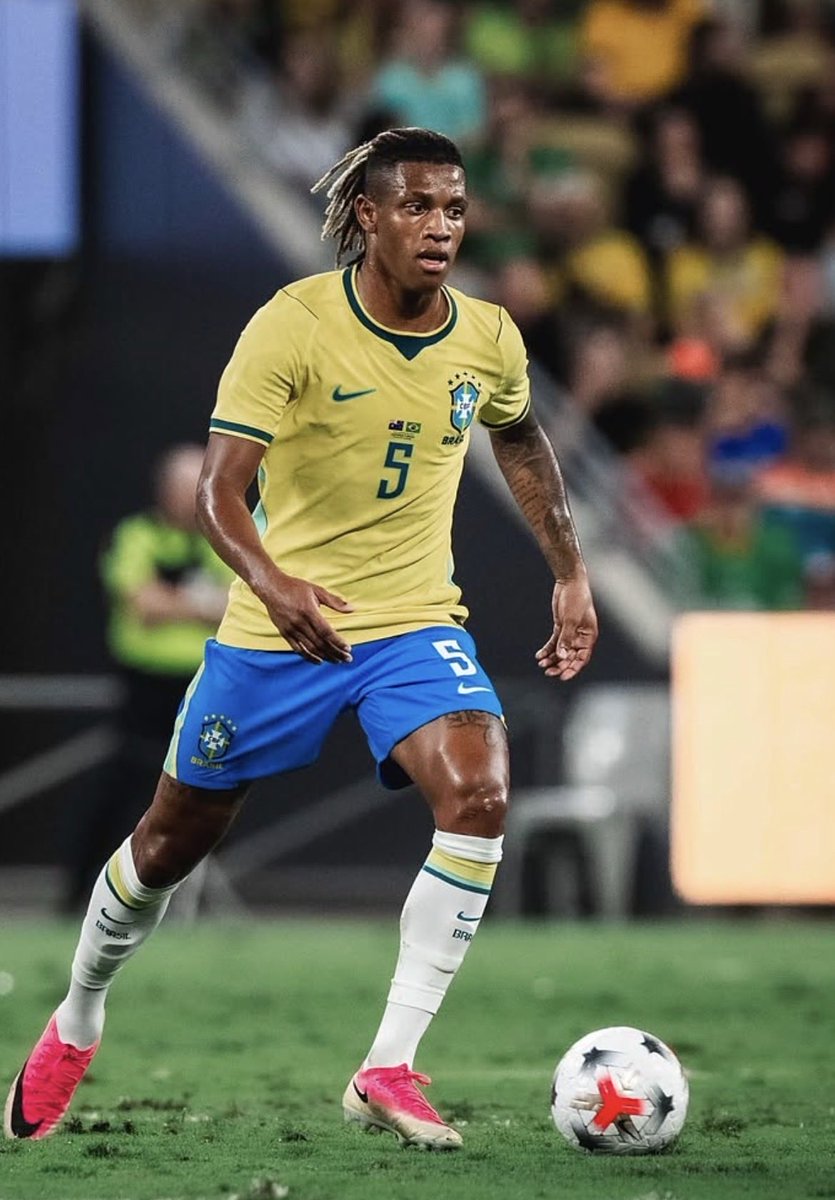 luisfernanfilho's tweet photo. inconscientemente, o torcedor sempre vai ressaltar mais o talento brasileiro que já está na Europa ou joga nos grandes clubes europeus.

mas poucos jogadores têm sido tão consistentes com Carlo Ancelotti como o DANILO do Botafogo.

vai fazendo uma Data Fifa de jogador grande, de elite e sem sentir o peso da pressão que é jogar com as cores da Seleção brasileira.

cobre todo o meio campo, desarma, inicia jogadas e não sai do time comandado por Ancelotti.

Danilo merece mais holofotes. 

está aqui, semanalmente, no futebol brasileiro. 

talento, disciplina e mentalidade forte.