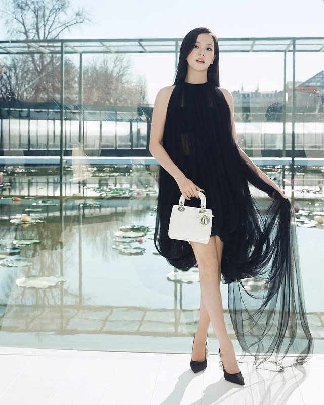 Jichuu351's tweet photo. #JISOO fans Hashtag party starts now, retweet this post and reply with the hashtags: 

HUMAN DIOR JISOO AT PFW 
#JISOOxDiorSummer27 @Dior https://t.co/RoQXJFhHTP