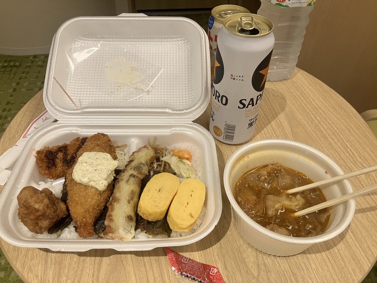 TAKASEA_1cho's tweet photo. 今日は出張。
しかも残業😮‍💨
弁当屋の弁当で晩飯です。 https://t.co/V7RVmEoDsk