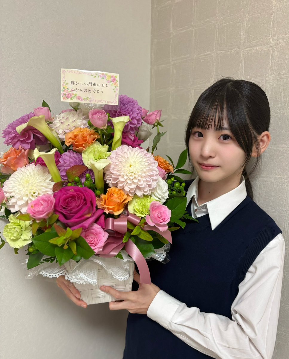 izumi_maeda1117's tweet photo. こんばんは( •ᴗ•∩)

学校と塾から帰ってきました！

お披露目の日にお母さんのお友達から素敵なお花を頂いたのでその写真です！

皆さんの今日1日が素敵な日でありますように！( ᵕᴗᵕ ).* https://t.co/6wPT8L4nIh