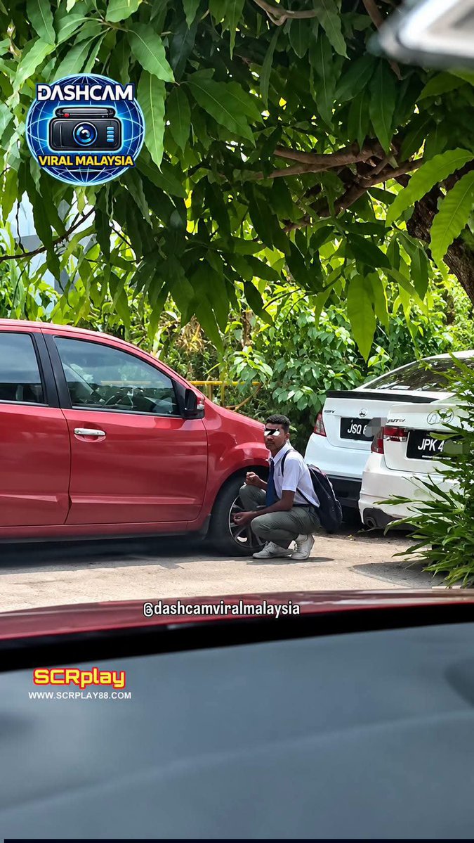 update11111's tweet photo. Bersangka Baik.. Mungkin Angin Tayar Terlebih, Dia Tolong Buangkan Sikit 😅

🎥 Dashcam Viral Malaysia https://t.co/slmRE23djl
