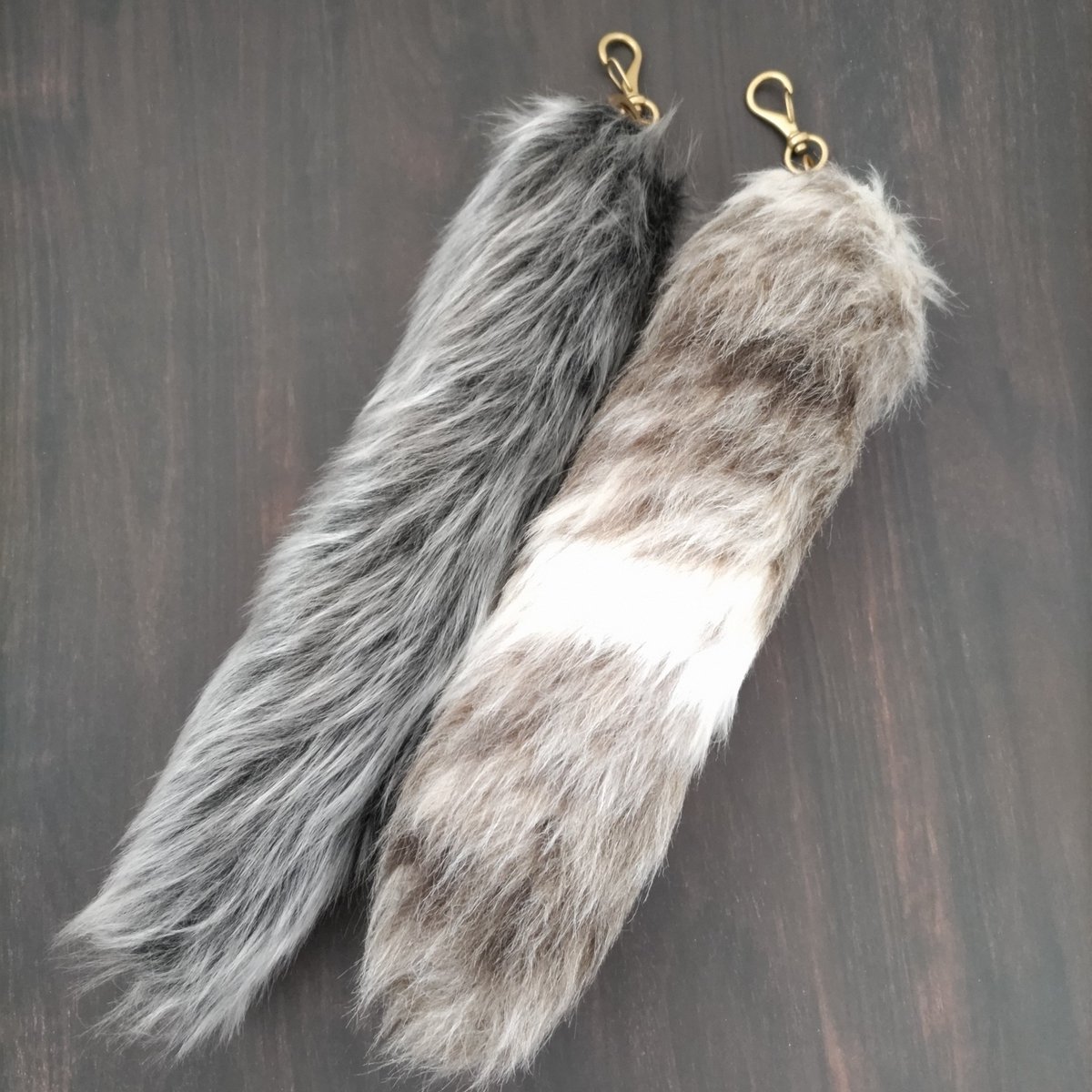 LeatherCraft_WB's tweet photo. フェイクファーの尻尾チャームを２点ほどメルカリに出品しました。

↓メルカリへのアクセスはこちら
https://t.co/nX2EvBD5e5 https://t.co/VJ0Kx36FIK