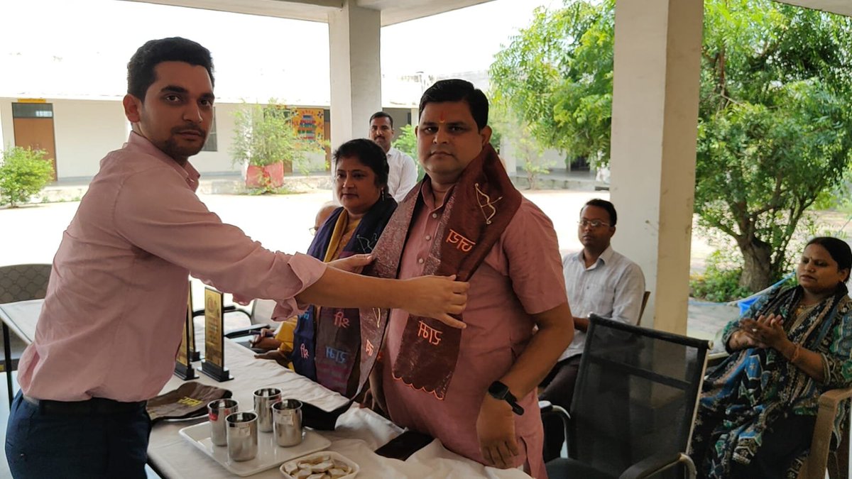 vinod4spnm's tweet photo. आज विकास खंड ददरौल के राजकीय इंटर कॉलेज, टिकरी में आयोजित ‘सेवा संकल्प अभियान 2026’ में माननीय श्रीमती क्षमा वर्मा जी के साथ मेधावी छात्र-छात्राओं को पुरस्कार प्रदान किए एवं कार्यक्रम को संबोधित किया।
@myogiadityanath
@SureshKKhanna 
@idharampalsingh 
@shilpiguptabjp https://t.co/cl1q3oijKq