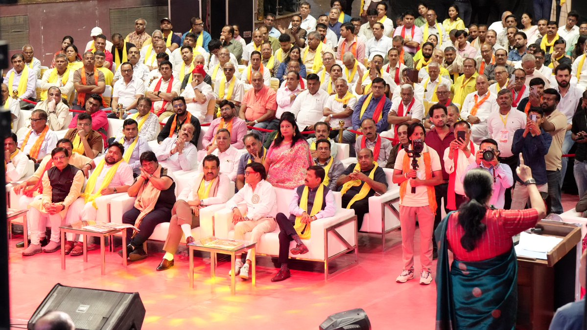 vaishykul's tweet photo. जब समाज साथ आता है, तो तस्वीर सिर्फ़ भीड़ की नहीं, एकता की बनती है। ❤️
वैश्यकुल सांस्कृतिक समागम एवं अंतरराष्ट्रीय वैश्य परिचय सम्मेलन 2026 की कुछ खूबसूरत झलकियाँ। ✨

#Vaishyakul #VaishyaSamaj #VaishyaSammelan #VaishyakulUday #talkatorastadium https://t.co/WpLiSuh4Z2
