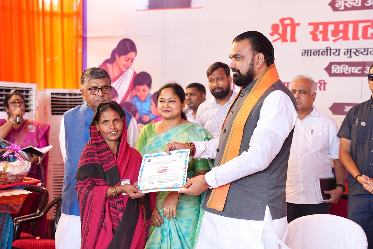 officecmbihar's tweet photo. इस अवसर पर माननीय मुख्यमंत्री जी ने आंगनबाड़ी केंद्र के बच्चों एवं सेविका से संवाद कर केंद्र पर उपलब्ध सुविधाओं एवं संचालित गतिविधियों की जानकारी ली। आंगनबाड़ी सेविका, सहायिका एवं आशा दीदी को प्रशस्ति पत्र प्रदान कर सम्मानित किया तथा लाभार्थियों के बीच पौष्टिक किट का वितरण किया। https://t.co/YaOWZHwqjj