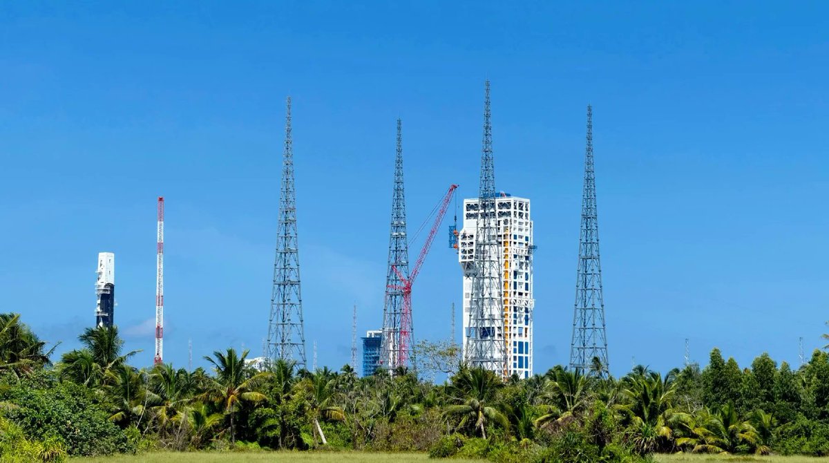 CosmosChina's tweet photo. 🚀 Pad 301 is taking shape! Installation of the crew access arm has begun on the service tower for the Long March 10 (CZ-10) lunar rocket, marking another step forward in preparations for China’s next-generation lunar launch system. 🌕 #ChinaMoon #SpaceRace https://t.co/whtec5egvl