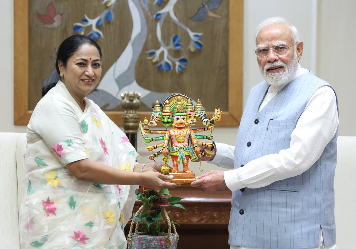 PMOIndia's tweet photo. Chief Minister of Delhi, Smt. @gupta_rekha called on Prime Minister @narendramodi.

@CMODelhi https://t.co/W8ITqO2rjB