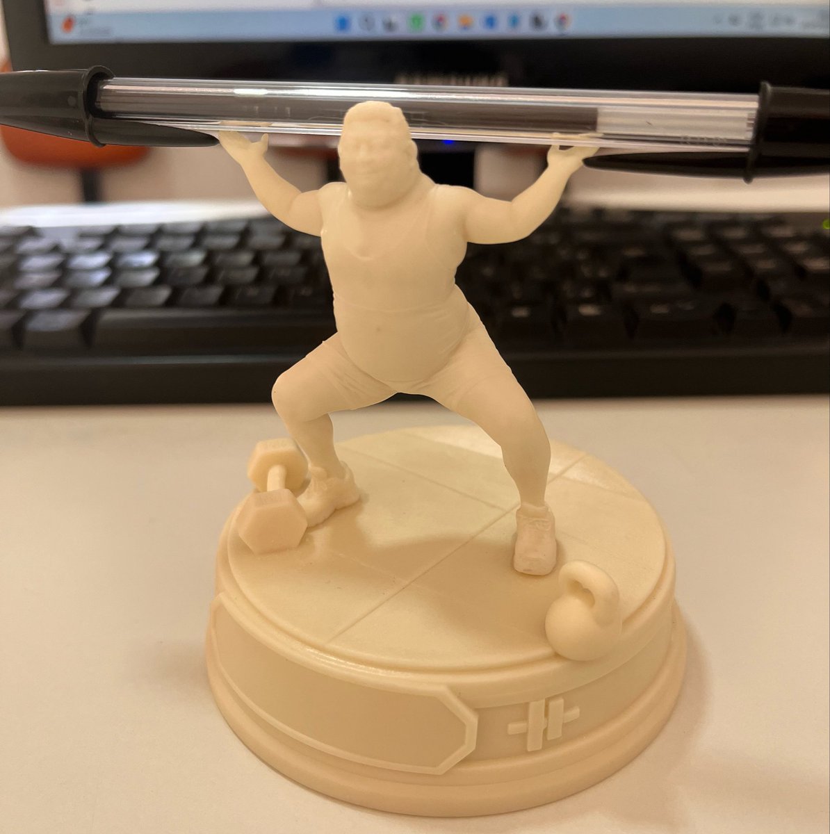 surtocina's tweet photo. cheguei no trabalho e tava todo mundo em volta da minha mesa me esperando *achei que ia ser demitida*

o motivo: https://t.co/PU2aFaECdn