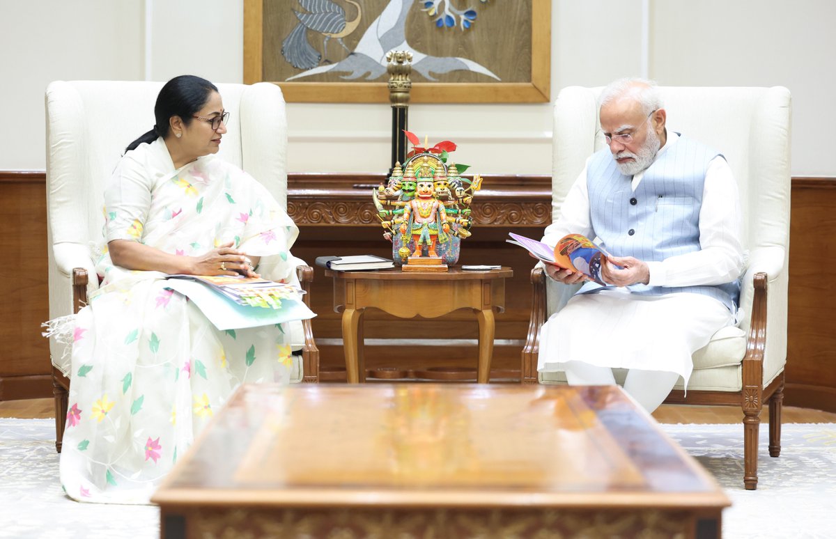 PMOIndia's tweet photo. Chief Minister of Delhi, Smt. @gupta_rekha called on Prime Minister @narendramodi.

@CMODelhi https://t.co/W8ITqO2rjB