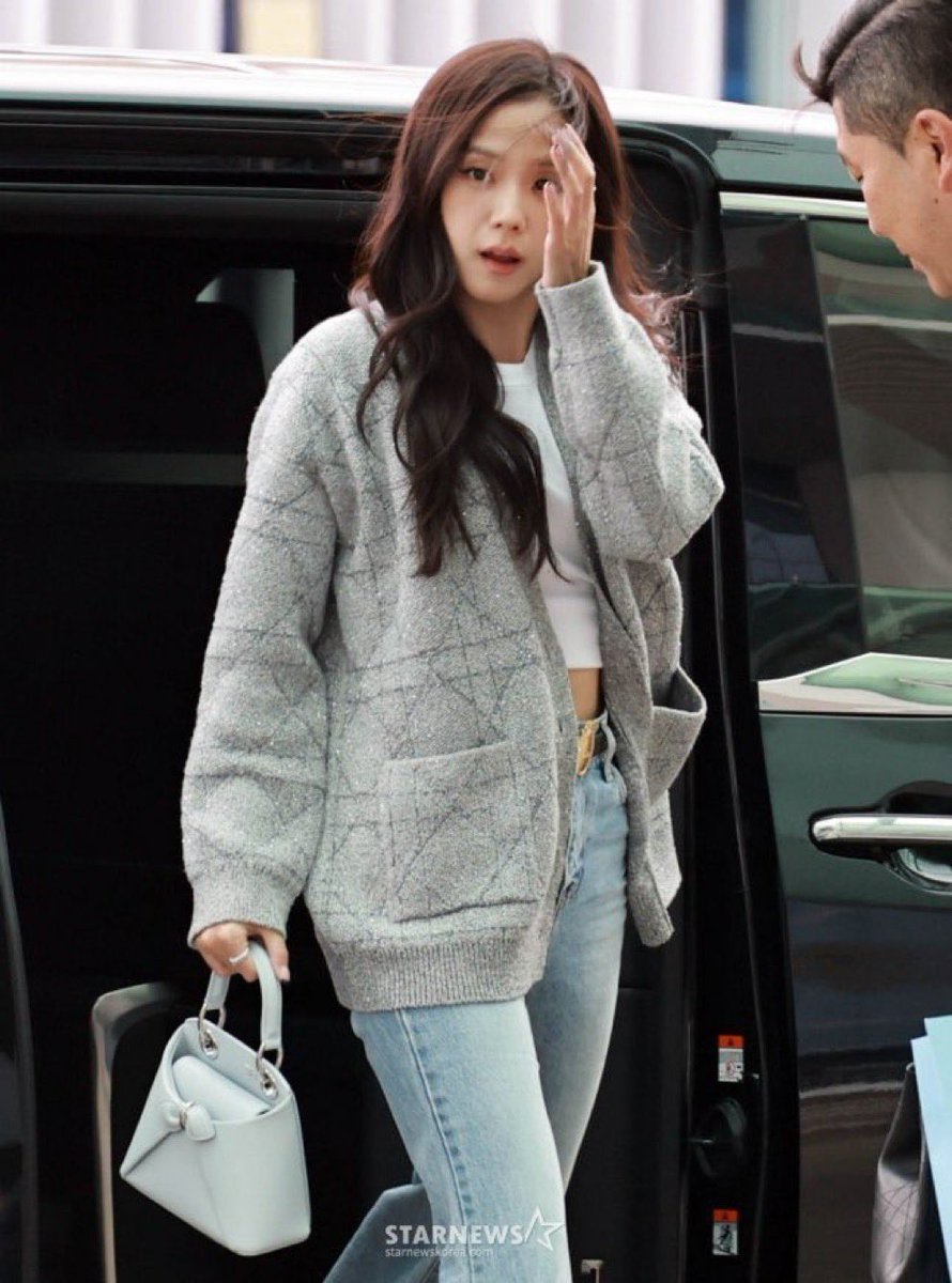 tkgaries103's tweet photo. WW29 push higher 

The world truly stops every single time Jisoo steps out of the car.

HUMAN DIOR JISOO AT PFW
#JISOOxDiorSummer27 https://t.co/wZvlZKnwR1