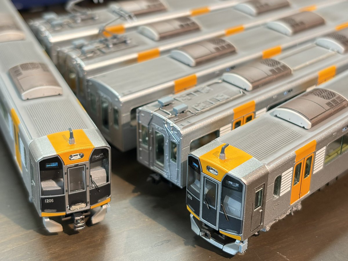 40akatonbo's tweet photo. GM阪神1000系完成🙌
先日の5500と同じく既製品からのグレードアップを行いました。各部塗装とウェザリング、顔の情報量を増やしてｲｹﾒﾝﾃﾞﾝｼｬﾌｪｲｽにしてやりました🚃 https://t.co/NfBPLqW9ve