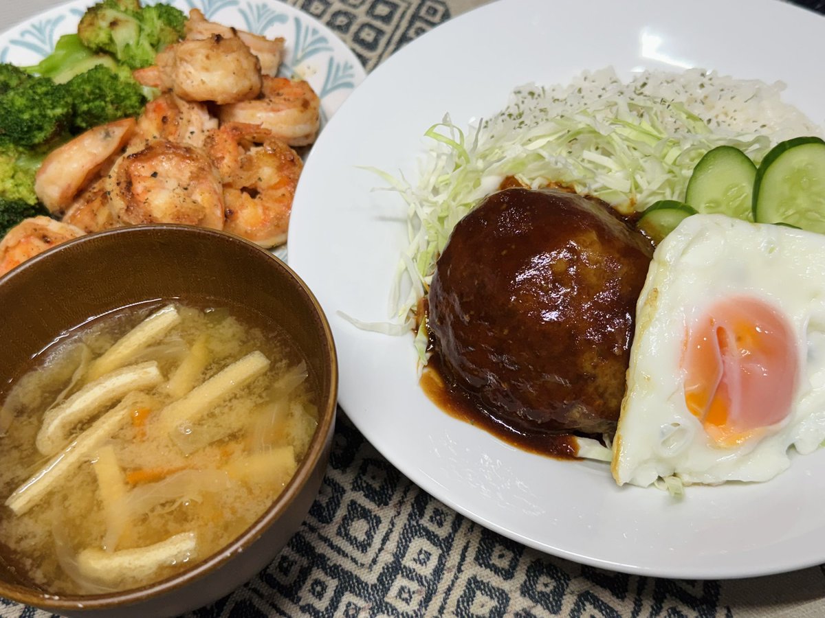 sabatoramama's tweet photo. 9/29(火) #おうちごはん #夜ごはん
ロコモコ(目玉焼き最悪の出来😇)
ガーリックシュリンプ
炒めたブロッコリー
昨日の味噌汁 https://t.co/9dttqmjy8x