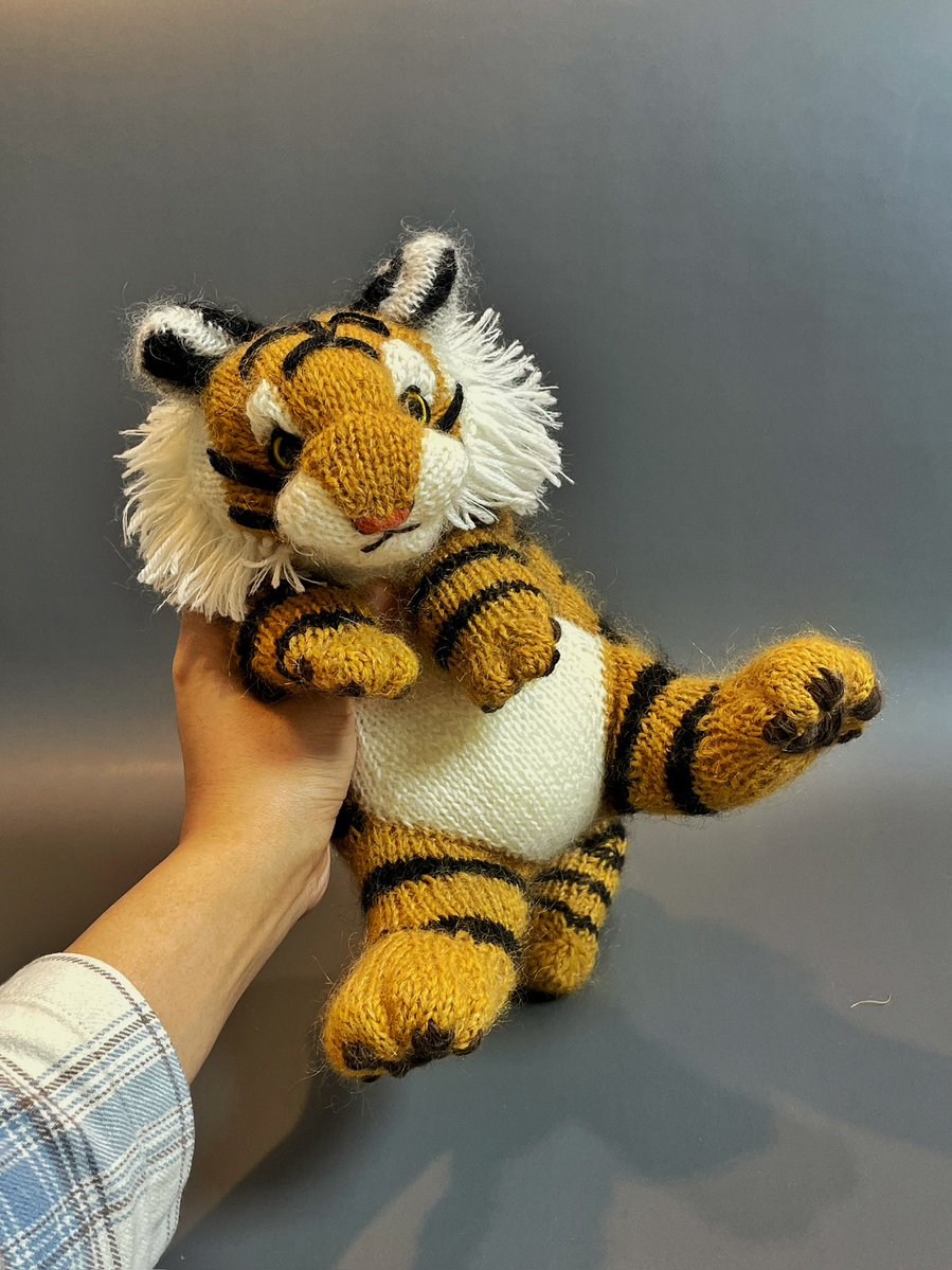 holloknit's tweet photo. ✨Pattern release day✨

호랑이 도안(EN/KR) 나왔어요. 🐯❤️
 
대바늘로 제작합니다. 개천절까지 스마트스토어와 도아니티에서 7000원➡️6000원 세일 합니다.
덧붙여 같이 뜨기 좋은 까치 도안을 5000원➡️4000원 세일 합니다.

👇LINK👇 https://t.co/i9CH9B6nLa