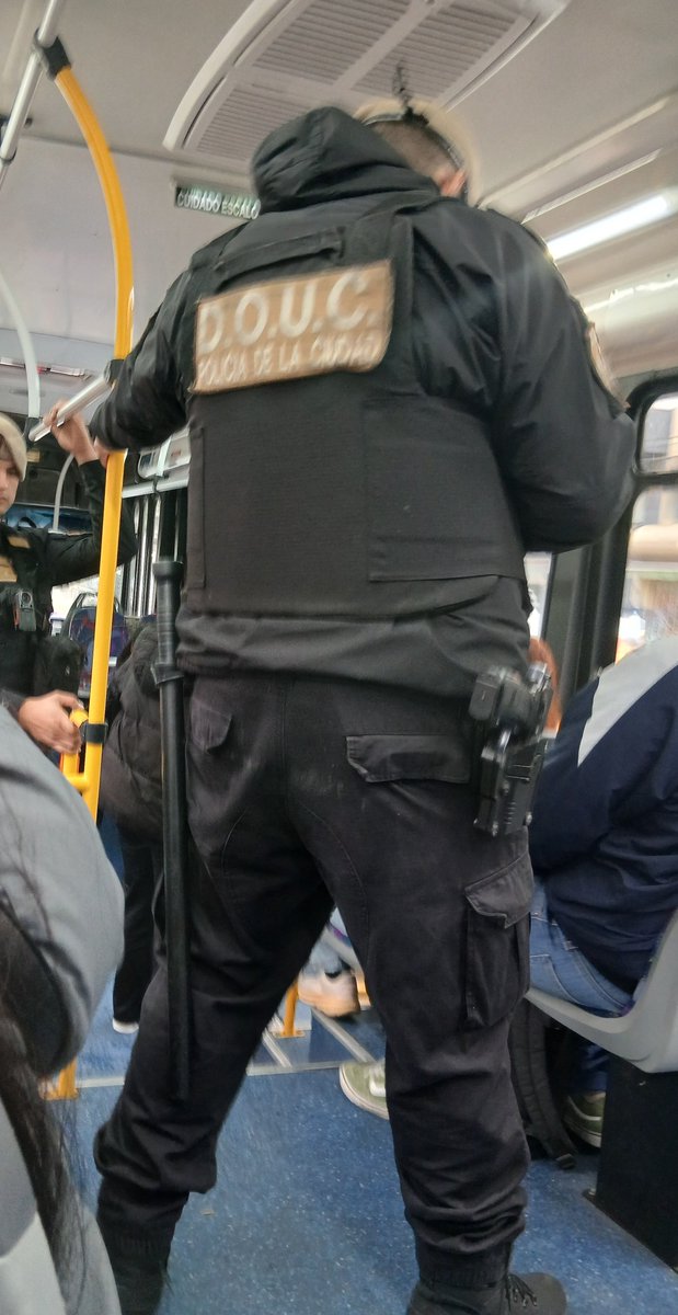 myrlito's tweet photo. Buenos Aires 2026. Uniformados pidiendo que uno muestre el dni en 152 a las 9 a.m. https://t.co/LVNX2lJrv2