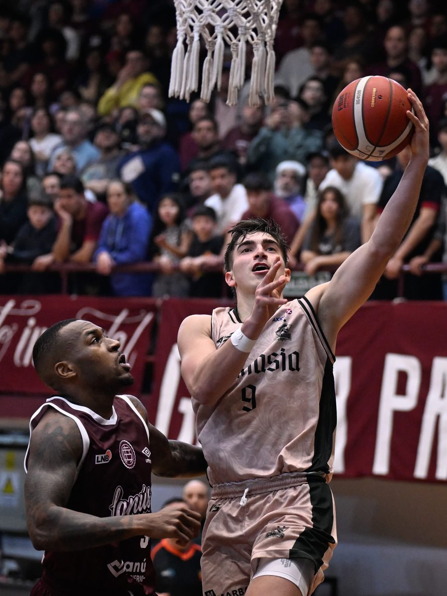 caegomezz's tweet photo. Dos panzaverdes dijeron presente en el inicio de la #LigaNacional

Martiniano Dato fue titular en el triunfo de #Gimnasia ante #Lanús por 92-74 con 8pts, 3asi y 2rec.

Ezequiel Macías integró la terna arbitral junto a Vito y Sánchez, iniciando su 4ª temporada.

Fotos: Prensa LNB https://t.co/SXjgdg6moo