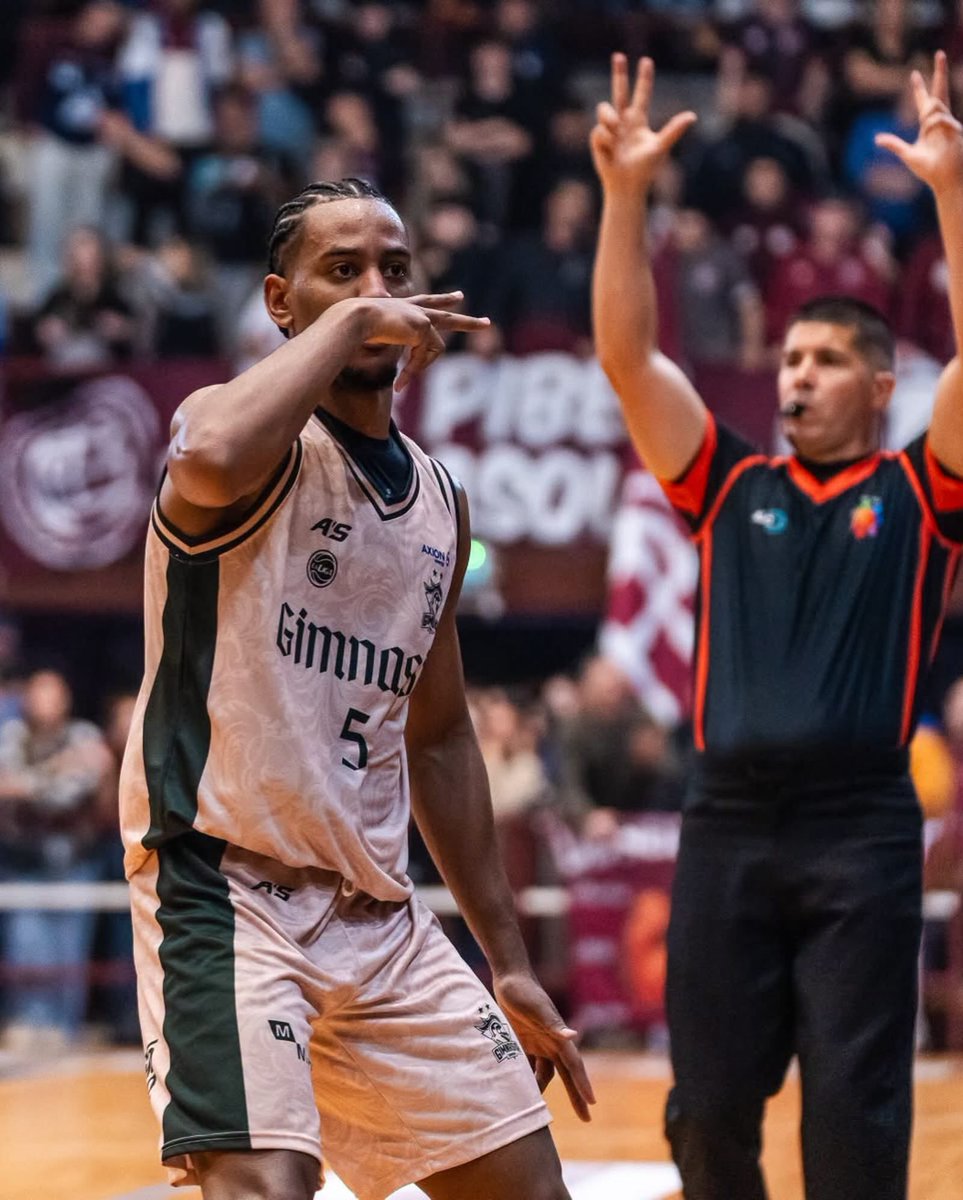 caegomezz's tweet photo. Dos panzaverdes dijeron presente en el inicio de la #LigaNacional

Martiniano Dato fue titular en el triunfo de #Gimnasia ante #Lanús por 92-74 con 8pts, 3asi y 2rec.

Ezequiel Macías integró la terna arbitral junto a Vito y Sánchez, iniciando su 4ª temporada.

Fotos: Prensa LNB https://t.co/SXjgdg6moo