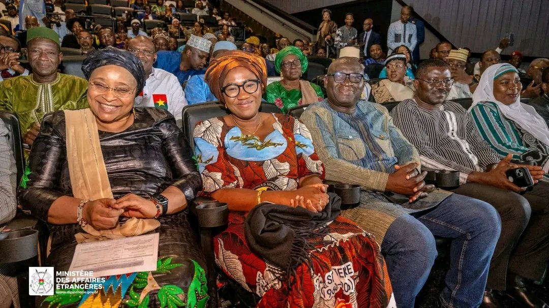 MaliMaeci's tweet photo. Les Ministres des Affaires étrangères de la Confédération des États du Sahel (AES) à la rencontre de la diaspora confédérale des États Unis d’Amérique.

Les Ministres des Affaires étrangères de la Confédération AES ont tenu, dans la soirée du dimanche 27 septembre 2026 à New York, une rencontre d’échanges fraternels avec la diaspora confédérale, en présence de plusieurs autres Ministres et hautes personnalités des pays de l’AES.

Du Canada à Washington en passant par New York et d’autres États des États Unis d’Amérique, la diaspora confédérale était en grand nombre au rendez-vous pour exprimer son soutien indéfectible à ses Autorités et échanger sur la marche souveraine de la Confédération AES, sous le leadership visionnaire et courageux des trois Chefs d’État malien, burkinabè et nigérien pour la satisfaction des aspirations profondes des populations de l’espace commun.

Tour à tour, les  Ministres en charge des Affaires étrangères ont rappelé la vision, les progrès accomplis et les perspectives de la Confédération AES, malgré un contexte géopolitique hostile caractérisé par un terrorisme à la solde des sponsors étatiques étrangers.

Pour les Ministres, les épreuves actuelles, loin de faiblir la détermination de leurs pays, renforcent la résilience, aguerrissent leurs forces de défense et de sécurité et consolident le fondement inébranlable de la Confédération AES, bâti sur un destin commun.

A cet égard, les Ministres ont relevé avec satisfaction que les perspectives au niveau confédéral sont bien dégagées pour la transformation rapide de l’espace confédéral en zone de prospérité partagée, au regard des grands résultats obtenus en si peu de temps. Déjà la Confédération dispose d’une force unifiée qui opère vaillamment sur le théâtre unique des opérations de l’espace confédéral, d’une banque confédérale pour l’investissement et le développement pour le financement des projets structurants et intégrateurs, d’une action diplomatique harmonisée parlant d’une seule voix et des médias confédéraux pour promouvoir la souveraineté narrative de nos États et contrecarrer la désinformation. 

Lors de la séquence interactive qui a marqué la fin de la rencontre, les participants ont renouvelé leur attachement à la vision de la Confédération et leur engagement à contribuer à la réalisation des projets de développement en faveur desquels les expertises variées et les ressources au niveau de la diaspora confédérale sont abondantes. 

Bureau de l’Information et de la Presse/MAECI.