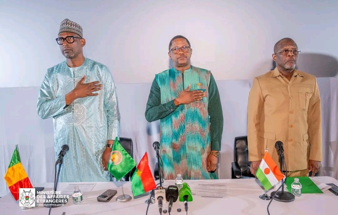 MaliMaeci's tweet photo. Les Ministres des Affaires étrangères de la Confédération des États du Sahel (AES) à la rencontre de la diaspora confédérale des États Unis d’Amérique.

Les Ministres des Affaires étrangères de la Confédération AES ont tenu, dans la soirée du dimanche 27 septembre 2026 à New York, une rencontre d’échanges fraternels avec la diaspora confédérale, en présence de plusieurs autres Ministres et hautes personnalités des pays de l’AES.

Du Canada à Washington en passant par New York et d’autres États des États Unis d’Amérique, la diaspora confédérale était en grand nombre au rendez-vous pour exprimer son soutien indéfectible à ses Autorités et échanger sur la marche souveraine de la Confédération AES, sous le leadership visionnaire et courageux des trois Chefs d’État malien, burkinabè et nigérien pour la satisfaction des aspirations profondes des populations de l’espace commun.

Tour à tour, les  Ministres en charge des Affaires étrangères ont rappelé la vision, les progrès accomplis et les perspectives de la Confédération AES, malgré un contexte géopolitique hostile caractérisé par un terrorisme à la solde des sponsors étatiques étrangers.

Pour les Ministres, les épreuves actuelles, loin de faiblir la détermination de leurs pays, renforcent la résilience, aguerrissent leurs forces de défense et de sécurité et consolident le fondement inébranlable de la Confédération AES, bâti sur un destin commun.

A cet égard, les Ministres ont relevé avec satisfaction que les perspectives au niveau confédéral sont bien dégagées pour la transformation rapide de l’espace confédéral en zone de prospérité partagée, au regard des grands résultats obtenus en si peu de temps. Déjà la Confédération dispose d’une force unifiée qui opère vaillamment sur le théâtre unique des opérations de l’espace confédéral, d’une banque confédérale pour l’investissement et le développement pour le financement des projets structurants et intégrateurs, d’une action diplomatique harmonisée parlant d’une seule voix et des médias confédéraux pour promouvoir la souveraineté narrative de nos États et contrecarrer la désinformation. 

Lors de la séquence interactive qui a marqué la fin de la rencontre, les participants ont renouvelé leur attachement à la vision de la Confédération et leur engagement à contribuer à la réalisation des projets de développement en faveur desquels les expertises variées et les ressources au niveau de la diaspora confédérale sont abondantes. 

Bureau de l’Information et de la Presse/MAECI.