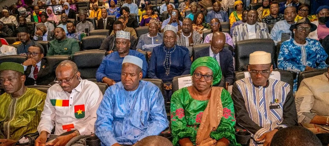 MaliMaeci's tweet photo. Les Ministres des Affaires étrangères de la Confédération des États du Sahel (AES) à la rencontre de la diaspora confédérale des États Unis d’Amérique.

Les Ministres des Affaires étrangères de la Confédération AES ont tenu, dans la soirée du dimanche 27 septembre 2026 à New York, une rencontre d’échanges fraternels avec la diaspora confédérale, en présence de plusieurs autres Ministres et hautes personnalités des pays de l’AES.

Du Canada à Washington en passant par New York et d’autres États des États Unis d’Amérique, la diaspora confédérale était en grand nombre au rendez-vous pour exprimer son soutien indéfectible à ses Autorités et échanger sur la marche souveraine de la Confédération AES, sous le leadership visionnaire et courageux des trois Chefs d’État malien, burkinabè et nigérien pour la satisfaction des aspirations profondes des populations de l’espace commun.

Tour à tour, les  Ministres en charge des Affaires étrangères ont rappelé la vision, les progrès accomplis et les perspectives de la Confédération AES, malgré un contexte géopolitique hostile caractérisé par un terrorisme à la solde des sponsors étatiques étrangers.

Pour les Ministres, les épreuves actuelles, loin de faiblir la détermination de leurs pays, renforcent la résilience, aguerrissent leurs forces de défense et de sécurité et consolident le fondement inébranlable de la Confédération AES, bâti sur un destin commun.

A cet égard, les Ministres ont relevé avec satisfaction que les perspectives au niveau confédéral sont bien dégagées pour la transformation rapide de l’espace confédéral en zone de prospérité partagée, au regard des grands résultats obtenus en si peu de temps. Déjà la Confédération dispose d’une force unifiée qui opère vaillamment sur le théâtre unique des opérations de l’espace confédéral, d’une banque confédérale pour l’investissement et le développement pour le financement des projets structurants et intégrateurs, d’une action diplomatique harmonisée parlant d’une seule voix et des médias confédéraux pour promouvoir la souveraineté narrative de nos États et contrecarrer la désinformation. 

Lors de la séquence interactive qui a marqué la fin de la rencontre, les participants ont renouvelé leur attachement à la vision de la Confédération et leur engagement à contribuer à la réalisation des projets de développement en faveur desquels les expertises variées et les ressources au niveau de la diaspora confédérale sont abondantes. 

Bureau de l’Information et de la Presse/MAECI.