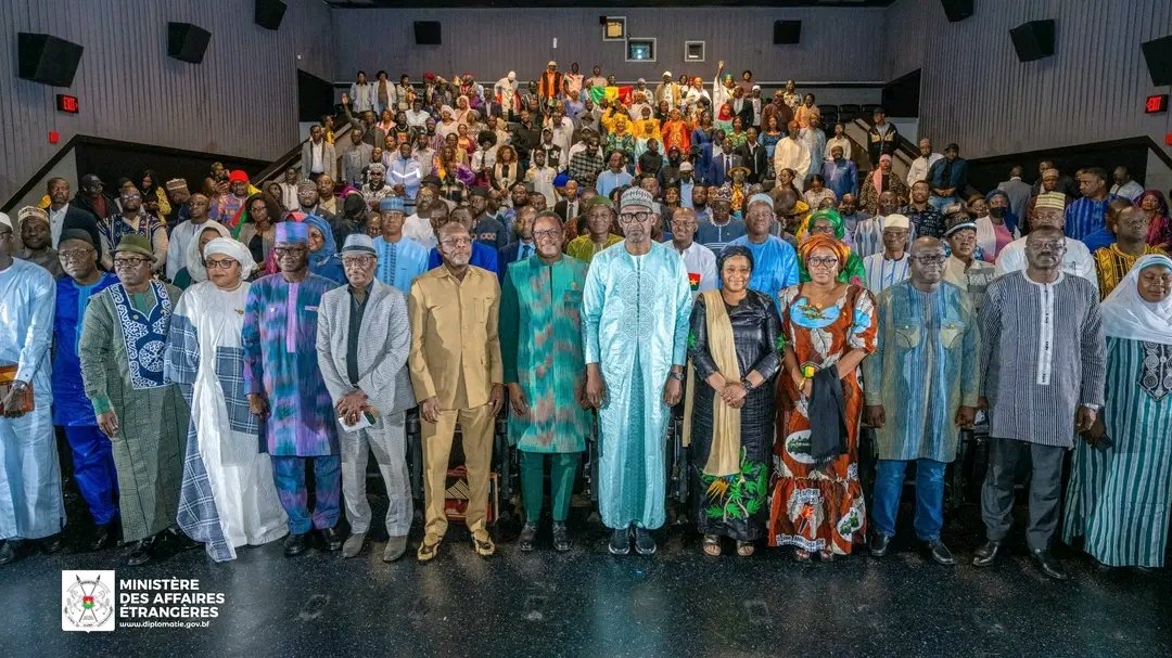 MaliMaeci's tweet photo. Les Ministres des Affaires étrangères de la Confédération des États du Sahel (AES) à la rencontre de la diaspora confédérale des États Unis d’Amérique.

Les Ministres des Affaires étrangères de la Confédération AES ont tenu, dans la soirée du dimanche 27 septembre 2026 à New York, une rencontre d’échanges fraternels avec la diaspora confédérale, en présence de plusieurs autres Ministres et hautes personnalités des pays de l’AES.

Du Canada à Washington en passant par New York et d’autres États des États Unis d’Amérique, la diaspora confédérale était en grand nombre au rendez-vous pour exprimer son soutien indéfectible à ses Autorités et échanger sur la marche souveraine de la Confédération AES, sous le leadership visionnaire et courageux des trois Chefs d’État malien, burkinabè et nigérien pour la satisfaction des aspirations profondes des populations de l’espace commun.

Tour à tour, les  Ministres en charge des Affaires étrangères ont rappelé la vision, les progrès accomplis et les perspectives de la Confédération AES, malgré un contexte géopolitique hostile caractérisé par un terrorisme à la solde des sponsors étatiques étrangers.

Pour les Ministres, les épreuves actuelles, loin de faiblir la détermination de leurs pays, renforcent la résilience, aguerrissent leurs forces de défense et de sécurité et consolident le fondement inébranlable de la Confédération AES, bâti sur un destin commun.

A cet égard, les Ministres ont relevé avec satisfaction que les perspectives au niveau confédéral sont bien dégagées pour la transformation rapide de l’espace confédéral en zone de prospérité partagée, au regard des grands résultats obtenus en si peu de temps. Déjà la Confédération dispose d’une force unifiée qui opère vaillamment sur le théâtre unique des opérations de l’espace confédéral, d’une banque confédérale pour l’investissement et le développement pour le financement des projets structurants et intégrateurs, d’une action diplomatique harmonisée parlant d’une seule voix et des médias confédéraux pour promouvoir la souveraineté narrative de nos États et contrecarrer la désinformation. 

Lors de la séquence interactive qui a marqué la fin de la rencontre, les participants ont renouvelé leur attachement à la vision de la Confédération et leur engagement à contribuer à la réalisation des projets de développement en faveur desquels les expertises variées et les ressources au niveau de la diaspora confédérale sont abondantes. 

Bureau de l’Information et de la Presse/MAECI.
