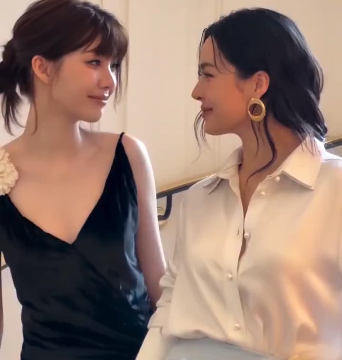 jamekwong's tweet photo. LingOrm DIOR look for the main show today 😭 the way they look at each other here omg

LINGORM BA DIOR AT PFW 
#DiorSummer27xLingOrm https://t.co/6HyjQdCLcf