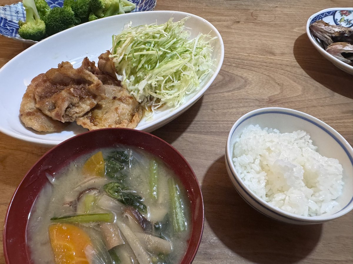 yoshimogi8's tweet photo. 夕飯は生姜焼き
アテはハガツオのタタキ
赤ムツの塩焼き

乾杯🍻 https://t.co/dJ6KlKPfw7