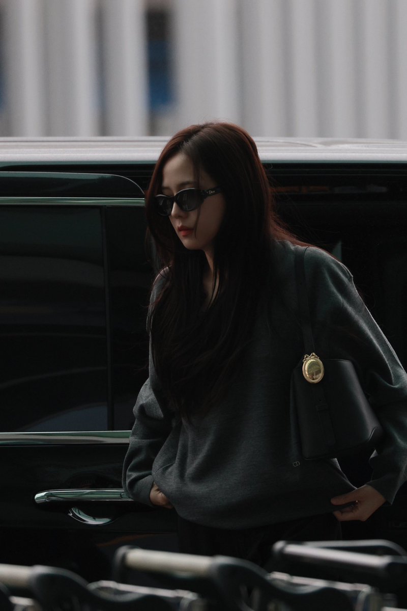 jisooperhuman's tweet photo. HUMAN DIOR JISOO AT PFW 
#JISOOxDiorSummer27 @Dior https://t.co/bWZrzqhNL9