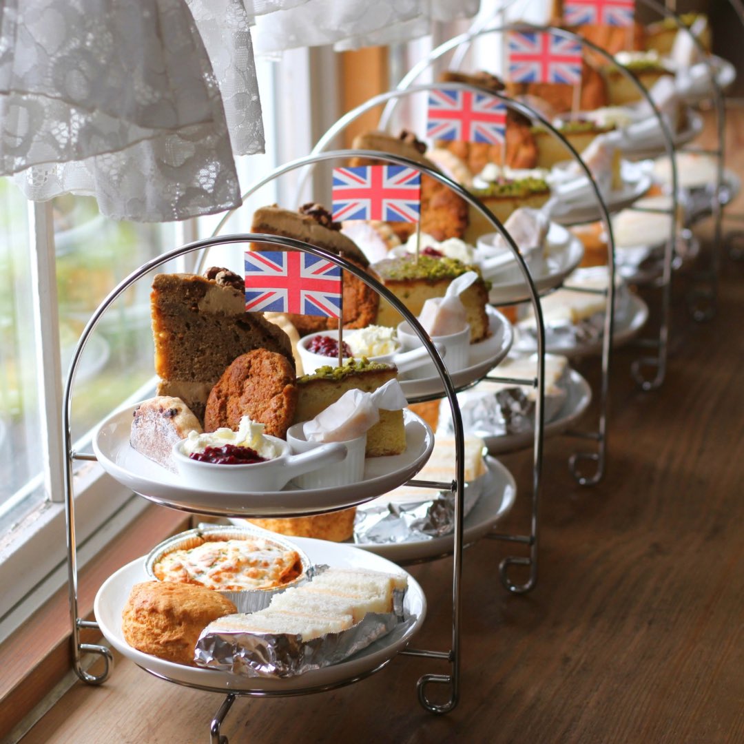 ohisamabakery's tweet photo. 🇬🇧 英国式アフタヌーンティー

焼きたてのクラシックスコーンに、クロテッドクリームと自家製ラズベリージャム。
コーニッシュフェアリングやウェルシュケーキ、レモンドリズルケーキ、マロンファッジなど、英国菓子を少しずつ。

コテージパイやロイヤルティーサンドも楽しめる、ティータイムです🫖 https://t.co/gePw1l5xLL
