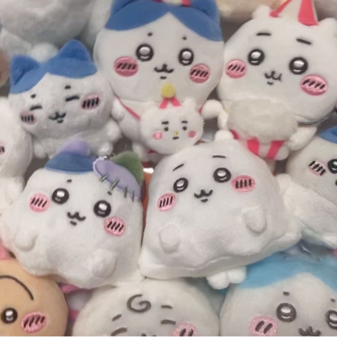 sumeshi_san's tweet photo. ボックスにちいかわたち詰めてたんだけど
うきうきマスコットの生地とサイズが1番すきだな〜 https://t.co/8sDOoi3qZi