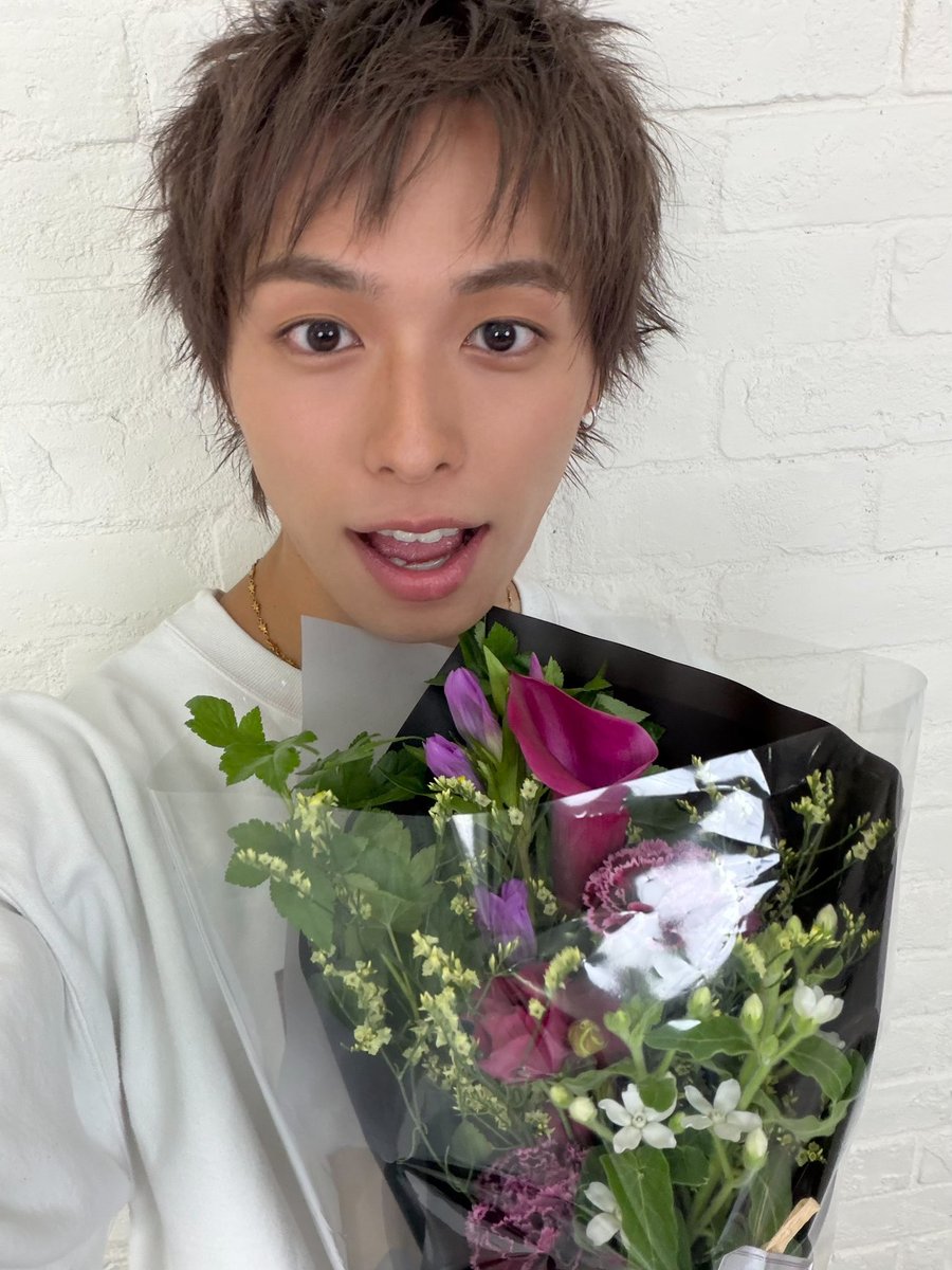 _KID_PHENOMENON's tweet photo. 皆さん！
先程のMAQUIAさんのインスタライブ
観てくれましたか！😆

喋りすぎちゃいました😌
アーカイブも残ってるので是非観てください！🫡

https://t.co/AGgXKcyZXs

by蒼真🐰

@maquia_magazine 
#川口蒼真 
#KIDPHENOMENON https://t.co/OjGKvUruRj