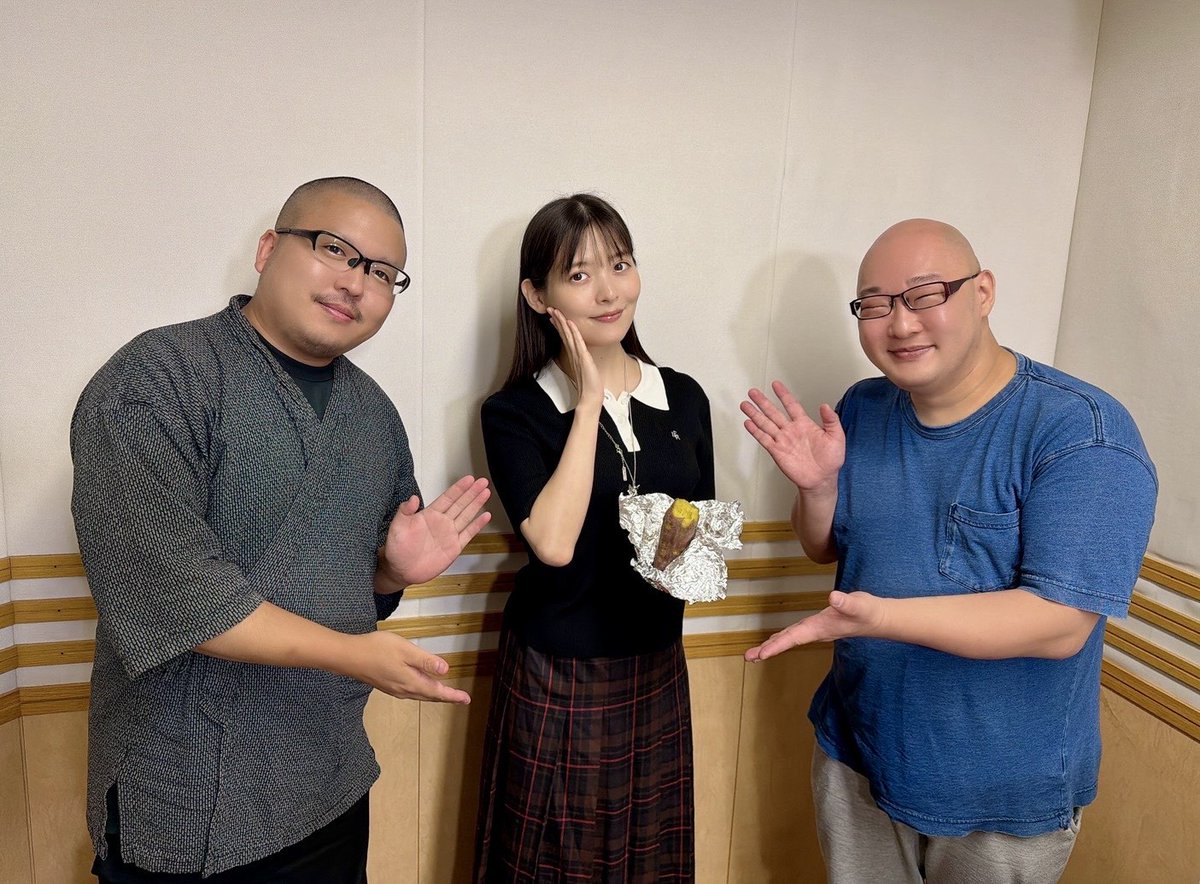 amayan's tweet photo. 今晩26:00〜 声優・上坂すみれさんのラジオ番組 文化放送「#すみぺのすきま 〜知らないんですか？上坂さん！〜」焼き芋アンバサダーとして出演します！

実際にその最先端の味に触れていただこう…！ということで、大のすみぺファン”同志”の焼き芋屋さん「石焼き芋専門店 やなぎ屋」@yanagiyayakiimo の柳田さんにご協力いただきました。
やなぎ屋さん渾身の名作石焼き芋、バーテンダーとしての技術を融合させた進化系焼き芋「酔い蜜やきいも」をスタジオ生実食いただきます。

それまでのトークから表情を一変させた上坂さん。その模様は音声でもビリビリに伝わってくるはず…！

関東エリアFM91.6 / AM1134
radikoでも！
https://t.co/vjbmlKwCre

#上坂すみれ #すみぺのすきま