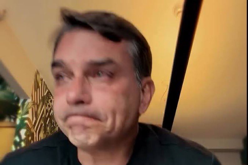 EULULADEBOCHADO's tweet photo. Motivos pra votar Lula, Não esquecer que se o Flávio Bolsonaro perder a eleição a partir do ano que vem ele não será mais Senador e não terá foro privilegiado e não vai libertar o pai golpista da prisão https://t.co/aRuCX103ah