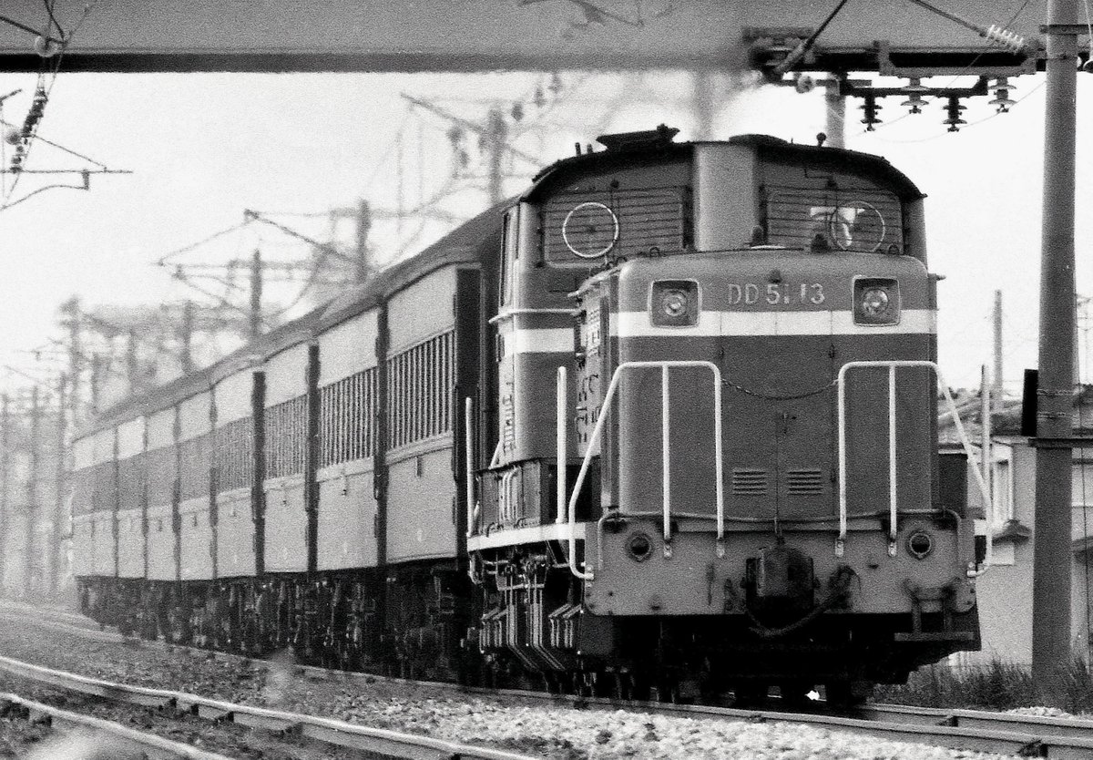 IideExpress's tweet photo. 馬下発関屋行、信越本線 亀田-越後石山 での撮影です。
DD51初期車が9両の客車を牽引します。 https://t.co/Sq7nWNTIhF