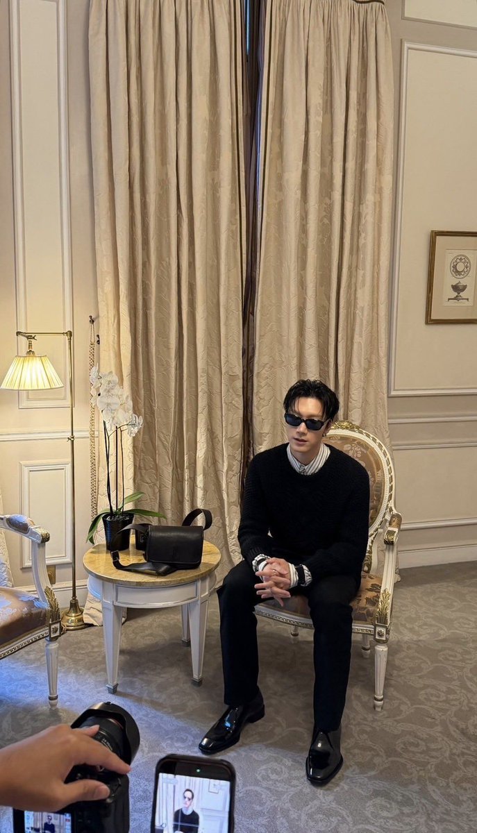 10velysOnStream's tweet photo. ทุกคนคะ!!! หล่อขนาดนี้ไม่ล้านแตกไม่ได้แล้ว

#TENtoParisFashionWeek
#SaintLaurent #TEN https://t.co/aAX93hiomF